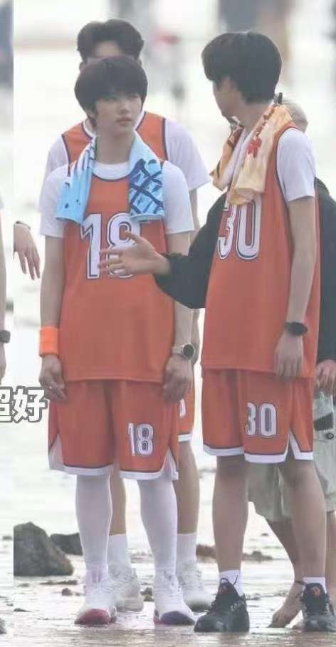 AYX GAMES-TF四代篮球服亮相少年时代2|我们的少年时代2|陈奕恒_新浪娱乐_新浪新闻