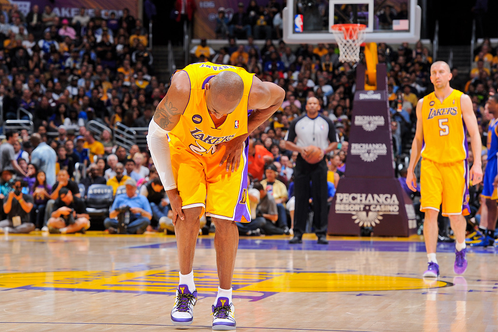 解说：巴特勒伤后忍痛挤出笑容 让我想起了科比断跟腱后还能罚球